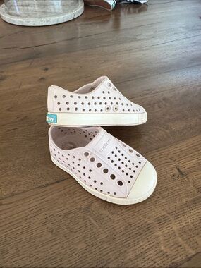 Native Kids Shoes in Pale Pink Slip-On Style C4